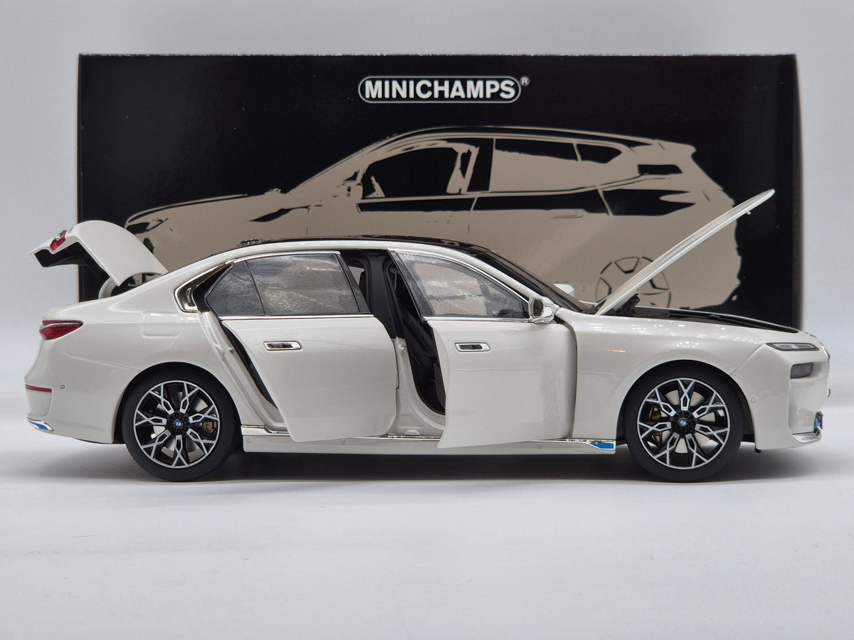 BMW i7 White Metallic 2022 (All Open)