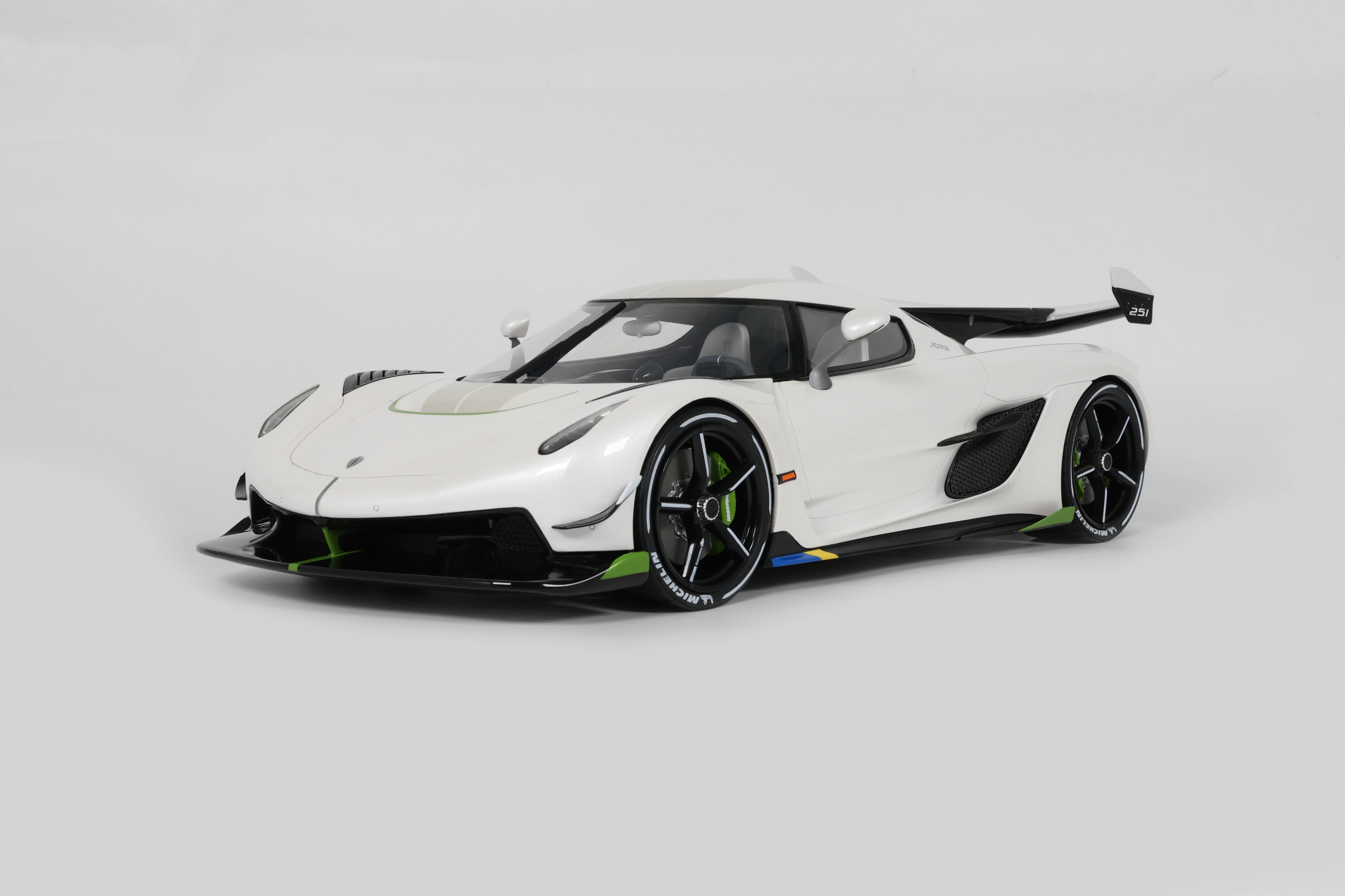 Koenigsegg Jesko 2019 Crystal White 1:12
