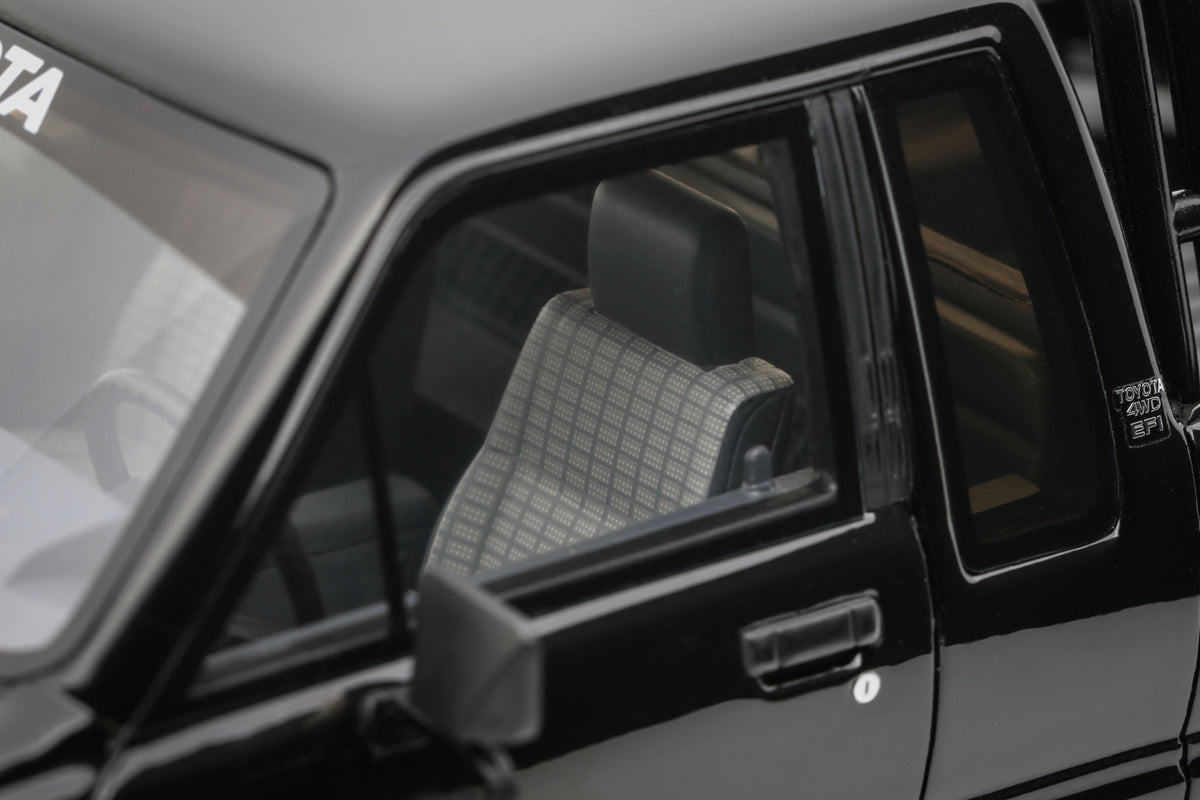 Toyota Hilux SR5 1985 Glossy Black 202