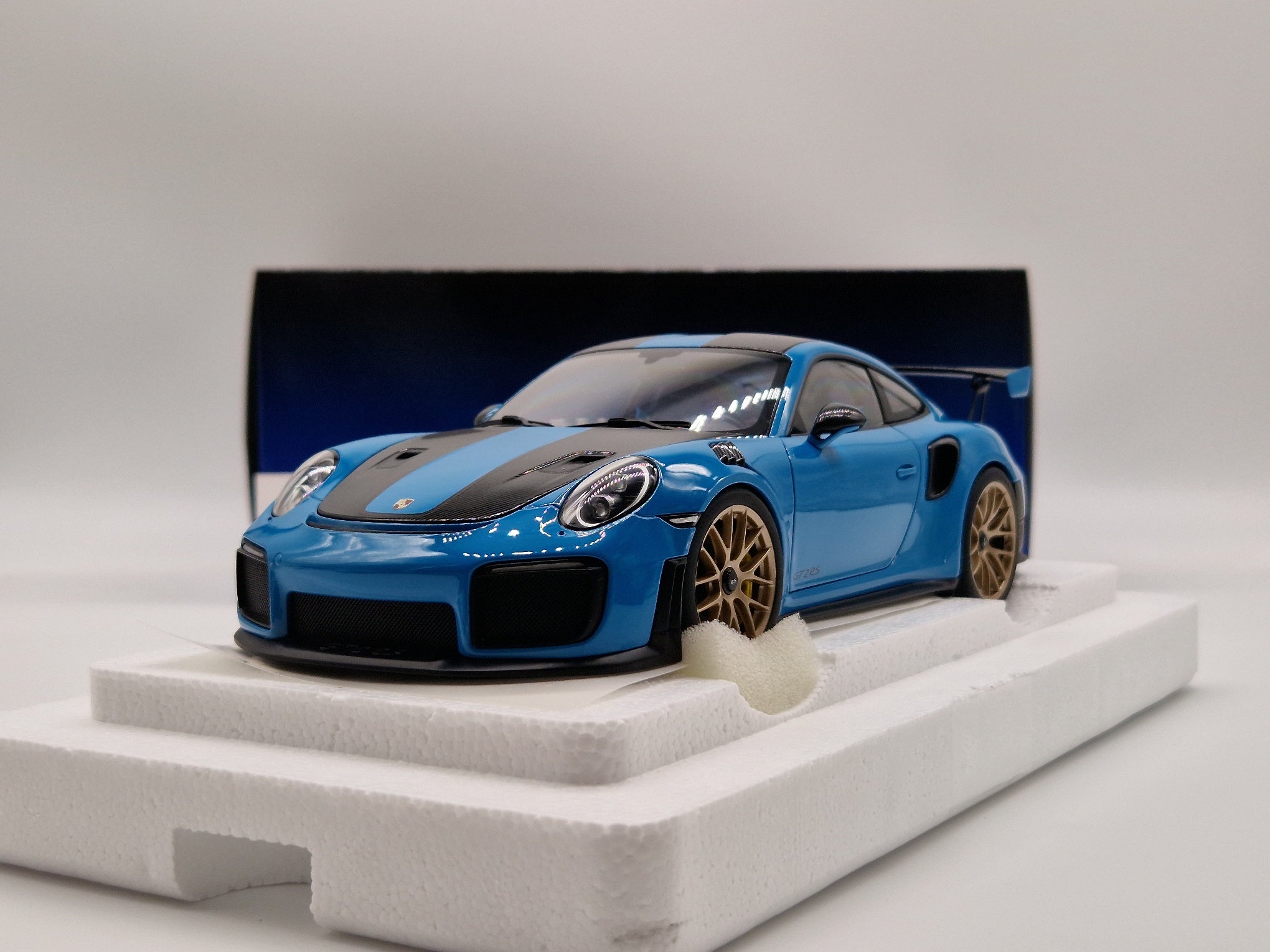 Porsche 911 (991.2) GT2 RS Weissach Package Miami Blue