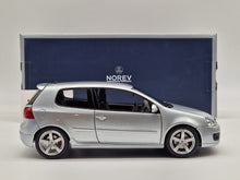 Carica l&#39;immagine nel visualizzatore di Gallery, VW Golf GTI Pirelli 2007 Silver
