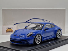 Lade das Bild in den Galerie-Viewer, Porsche 911 GT3 Touring (992) Maritimblau Collector&#39;s Edition
