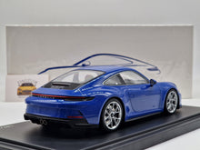 Lade das Bild in den Galerie-Viewer, Porsche 911 GT3 Touring (992) Maritimblau Collector&#39;s Edition
