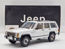 Carregar imagem no visualizador da galeria, Jeep Cherokee XJ 4x4 1985 White
