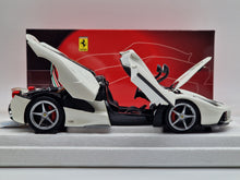 Carregar imagem no visualizador da galeria, Ferrari LaFerrari Aperta Metallic Italian White
