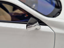 Lade das Bild in den Galerie-Viewer, Toyota Lexus LC500h Hybrid Summer Bright White (Dealer Edition)
