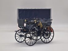 Lade das Bild in den Galerie-Viewer, Daimler Motorkutsche 1886 Dark Blue (Neuauflage)

