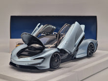 Lade das Bild in den Galerie-Viewer, McLaren Speedtail Frozen Blue

