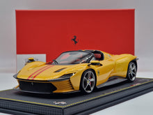 Lade das Bild in den Galerie-Viewer, Ferrari Daytona SP3 Serie Icona Giallo Tristrato / Red Stripes
