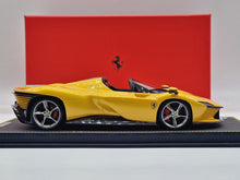 Lade das Bild in den Galerie-Viewer, Ferrari Daytona SP3 Serie Icona Giallo Tristrato / Red Stripes
