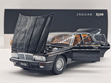 Lade das Bild in den Galerie-Viewer, Jaguar Daimler XJ6 (XJ40) Ebony Black
