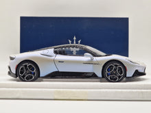 Lade das Bild in den Galerie-Viewer, Maserati MC20 White Audace
