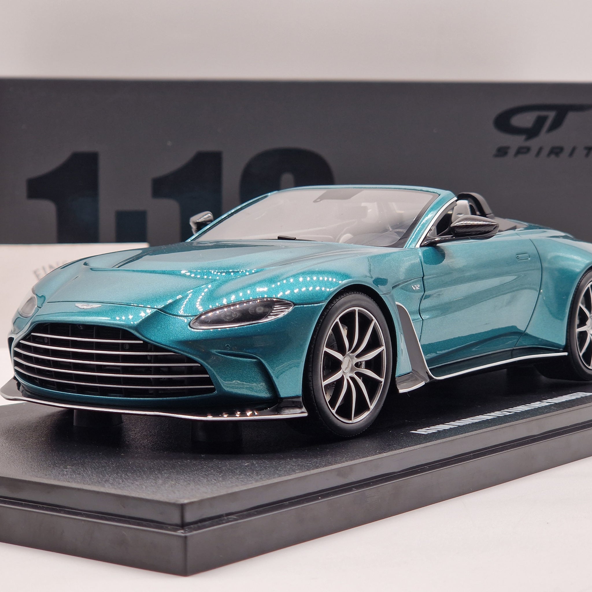 Aston Martin V12 Vantage Roadster Blue