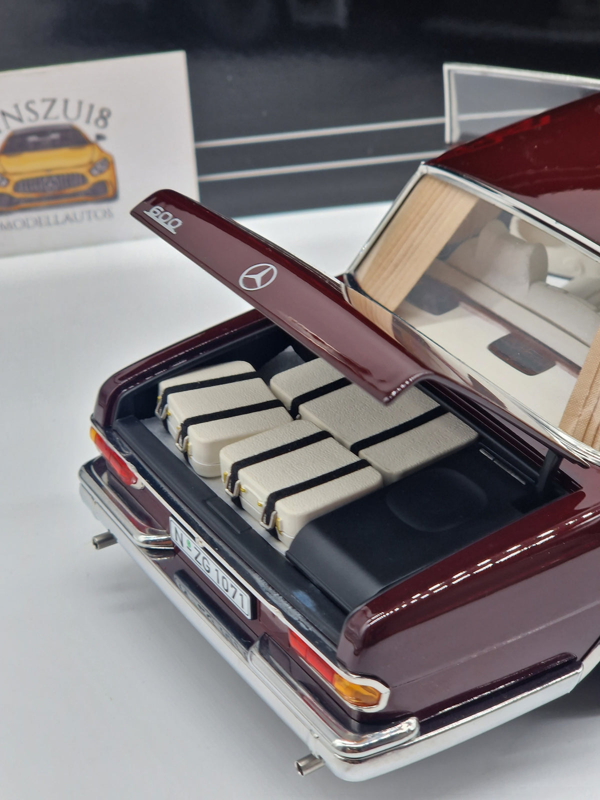 Mercedes-Benz 600 Pullman Wine Red