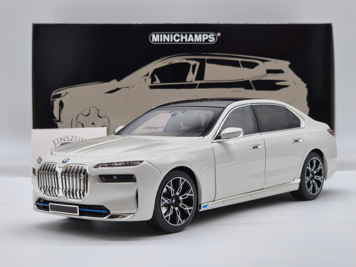 BMW i7 White Metallic 2022 (All Open)