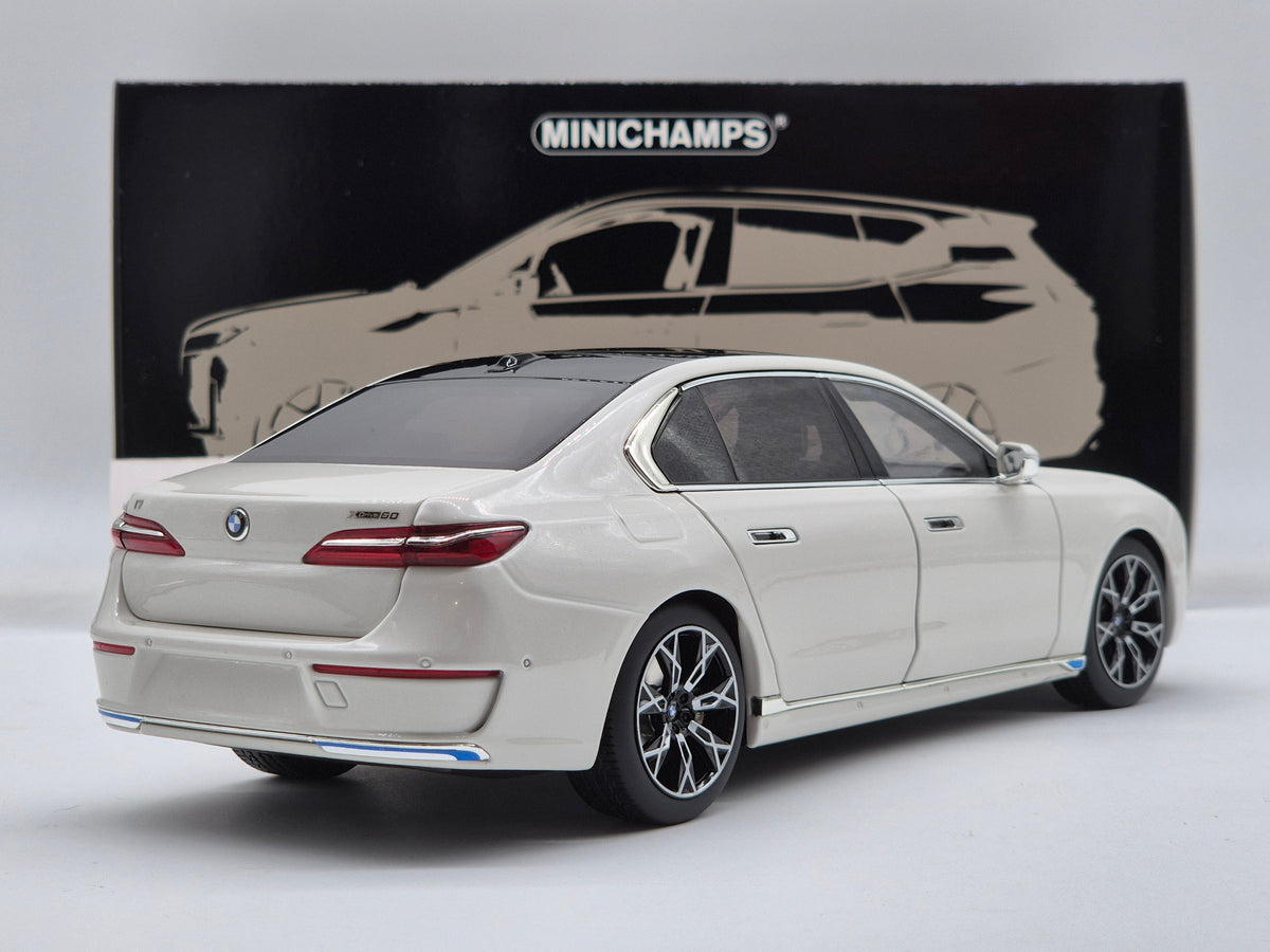 BMW i7 White Metallic 2022 (All Open)