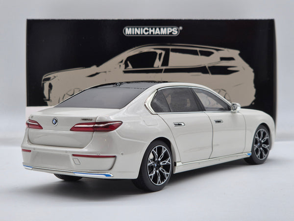 BMW i7 White Metallic 2022 (All Open)