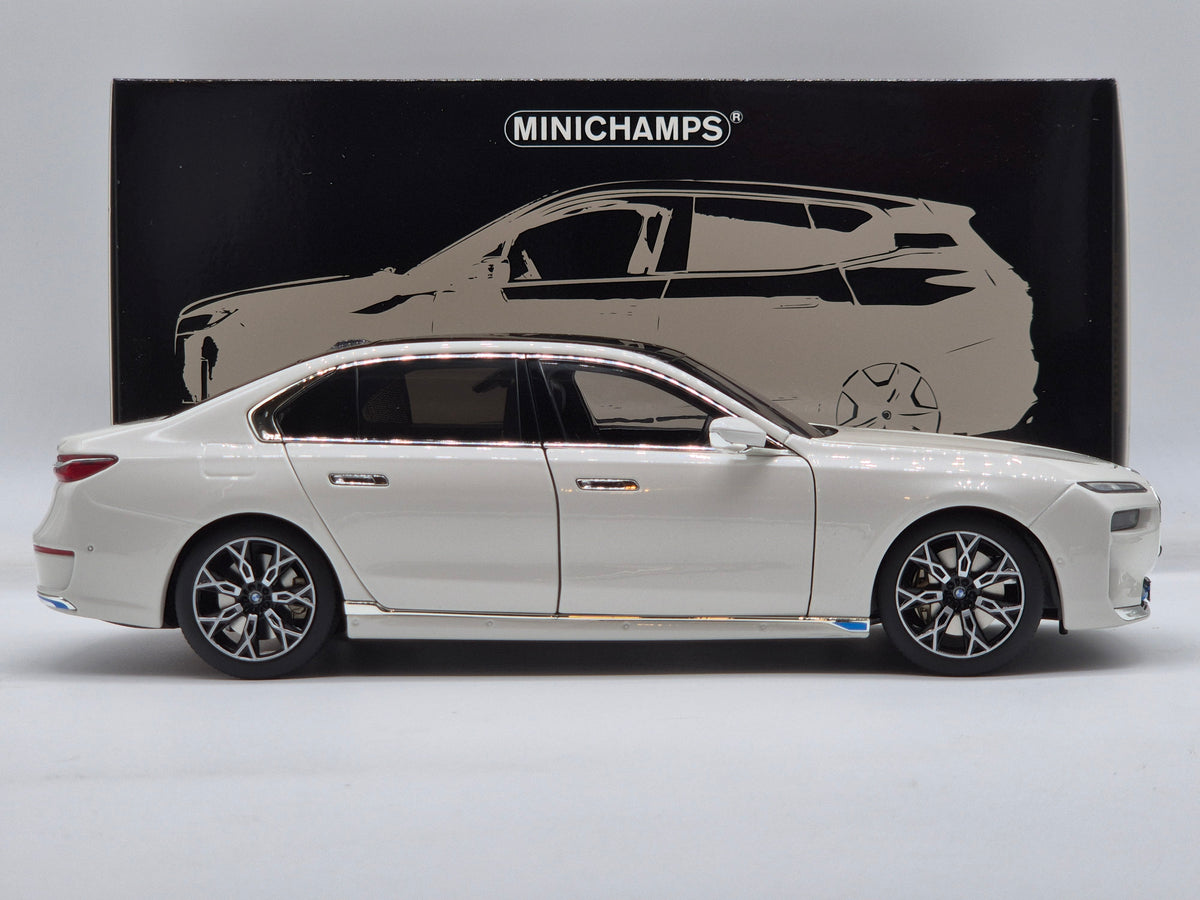 BMW i7 White Metallic 2022 (All Open)