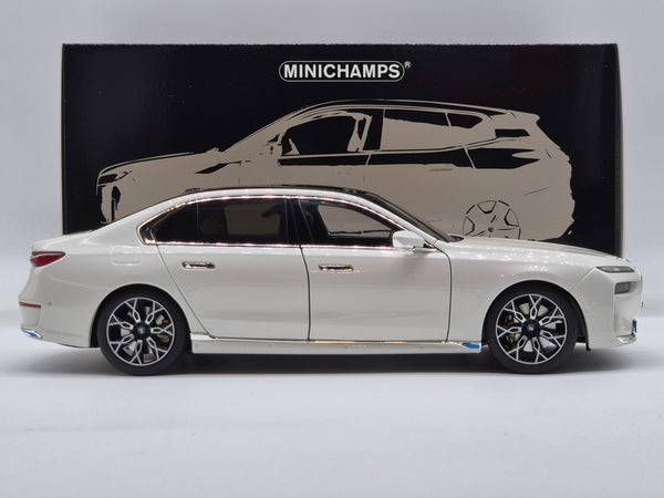 BMW i7 White Metallic 2022 (All Open)
