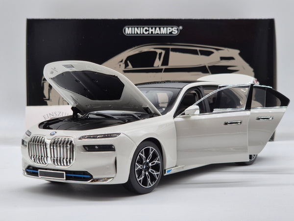 BMW i7 White Metallic 2022 (All Open)