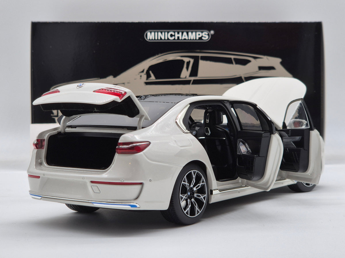 BMW i7 White Metallic 2022 (All Open)