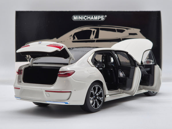 BMW i7 White Metallic 2022 (All Open)