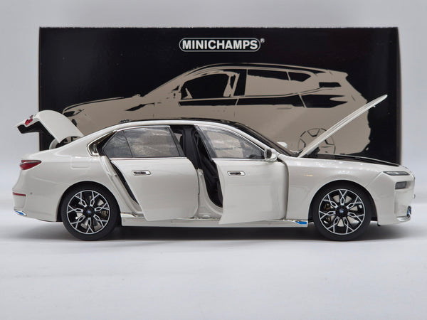 BMW i7 White Metallic 2022 (All Open)