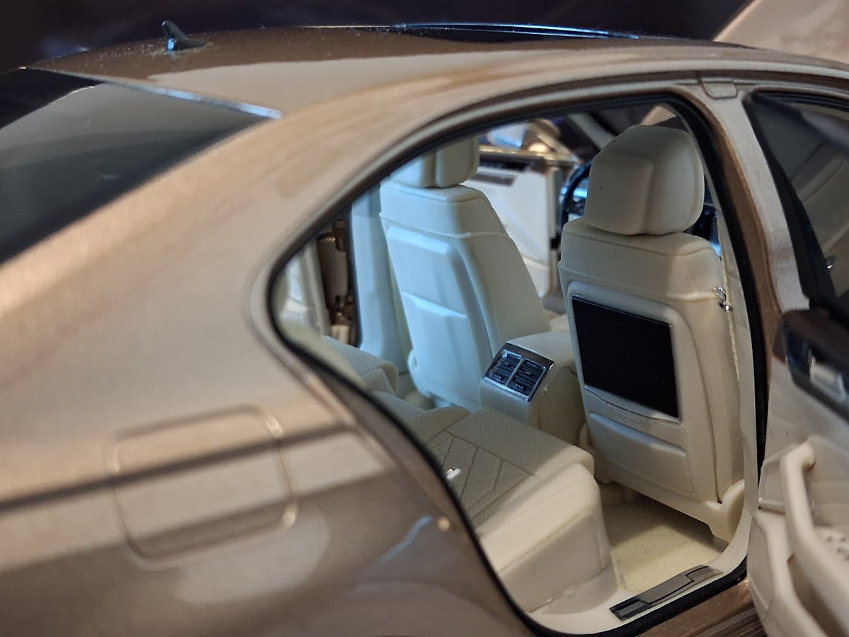 1:18 Volkswagen New Phideon 2 Gold Metallic