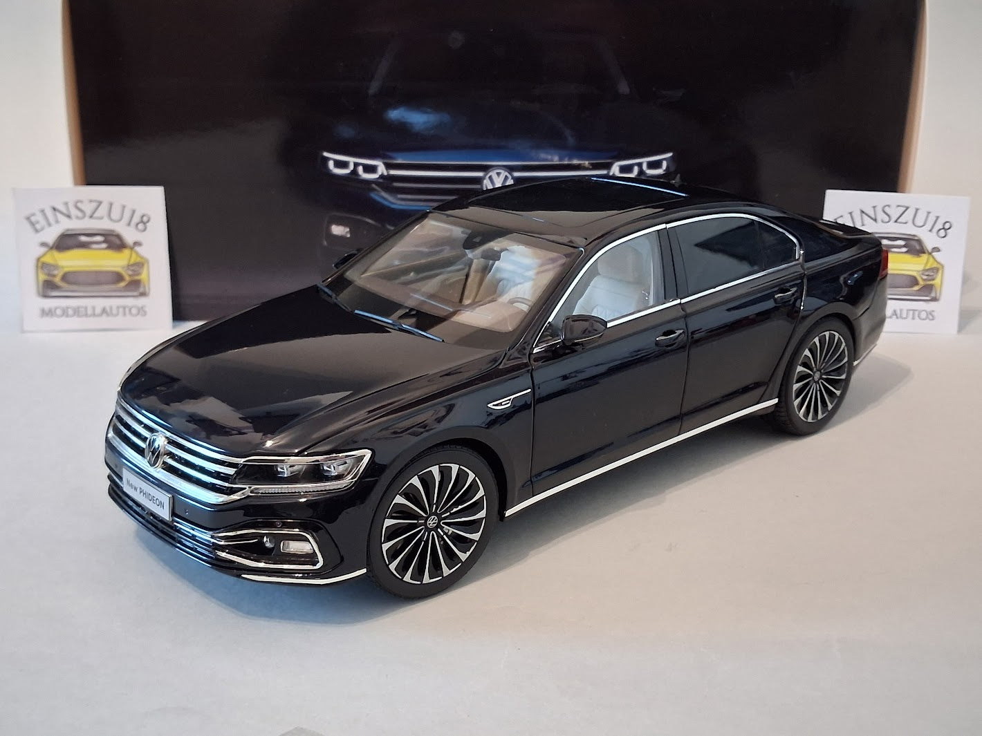1:18 Volkswagen New Phideon 2 Blue Metallic