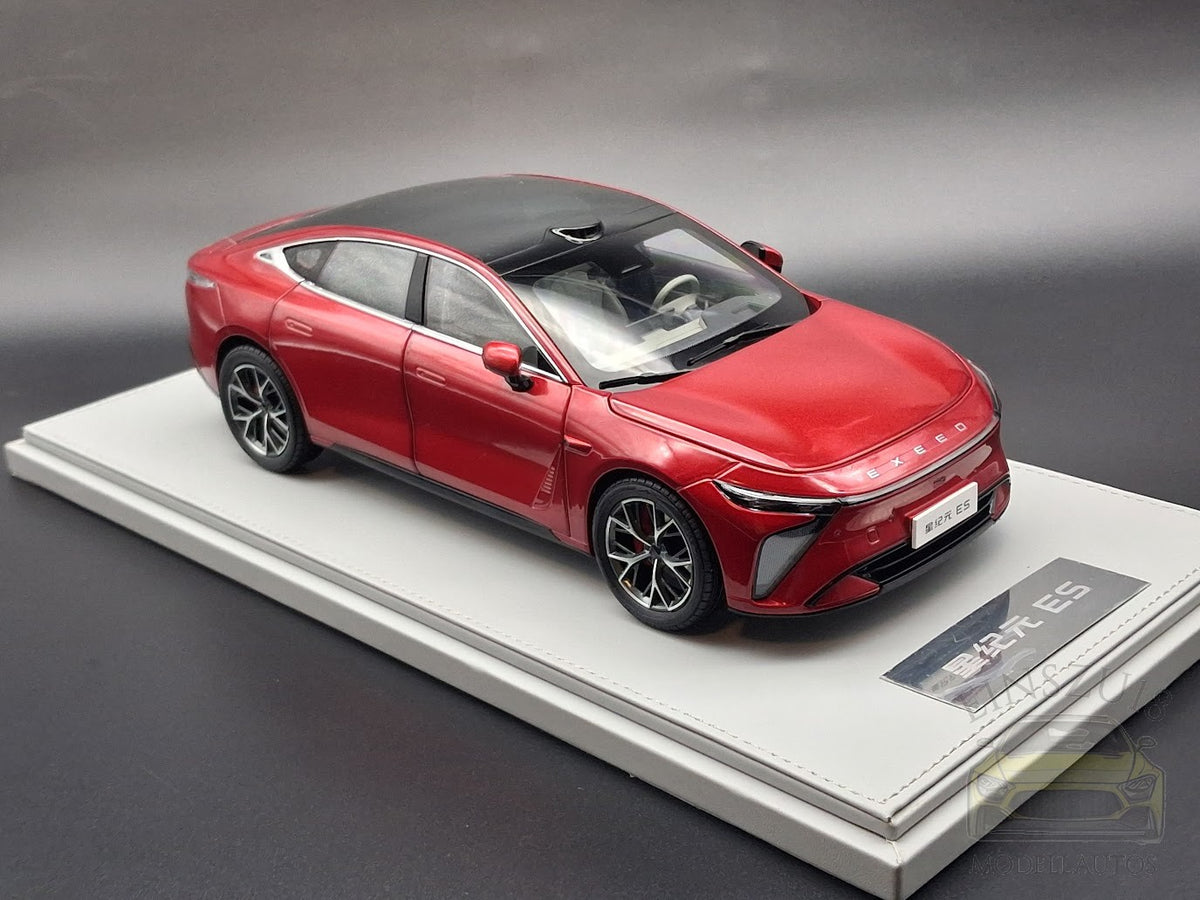 Chery Exeed Sterra ES mit E-Ladesäule
