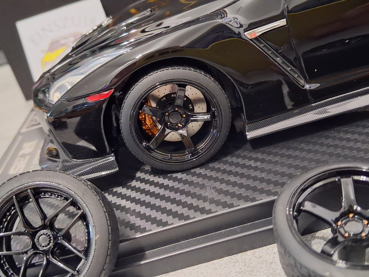 1:18 Onemodel Nissan GT-R 2017 Black mit Wechselbaren Felgen + Vitrine - OM25N04