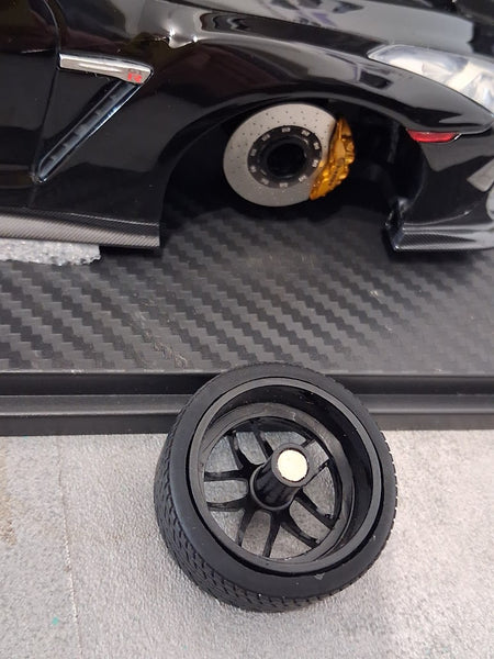 1:18 Onemodel Nissan GT-R 2017 Black mit Wechselbaren Felgen + Vitrine - OM25N04