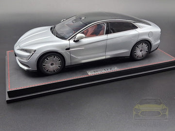 BYD Yangwang U7 Modellauto auf Ledersockel