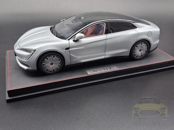 BYD Yangwang U7 Modellauto auf Ledersockel