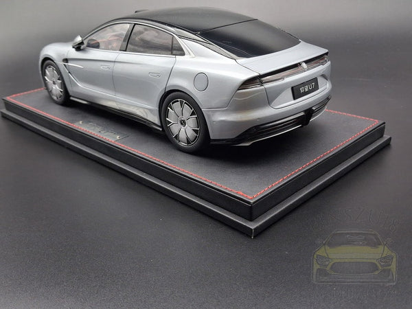 BYD Yangwang U7 Modellauto auf Ledersockel