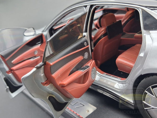 BYD Yangwang U7 Modellauto auf Ledersockel