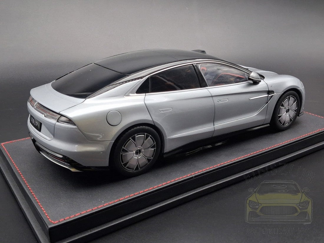 BYD Yangwang U7 Modellauto auf Ledersockel