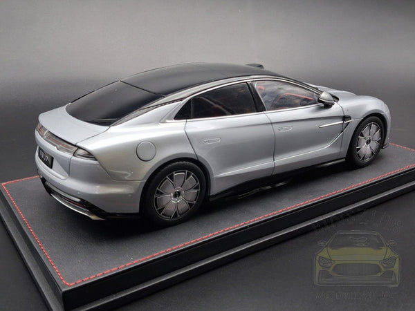 BYD Yangwang U7 Modellauto auf Ledersockel