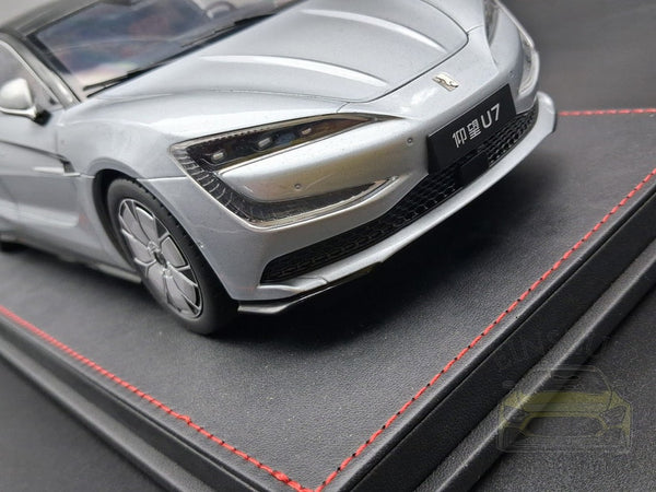 BYD Yangwang U7 Modellauto auf Ledersockel