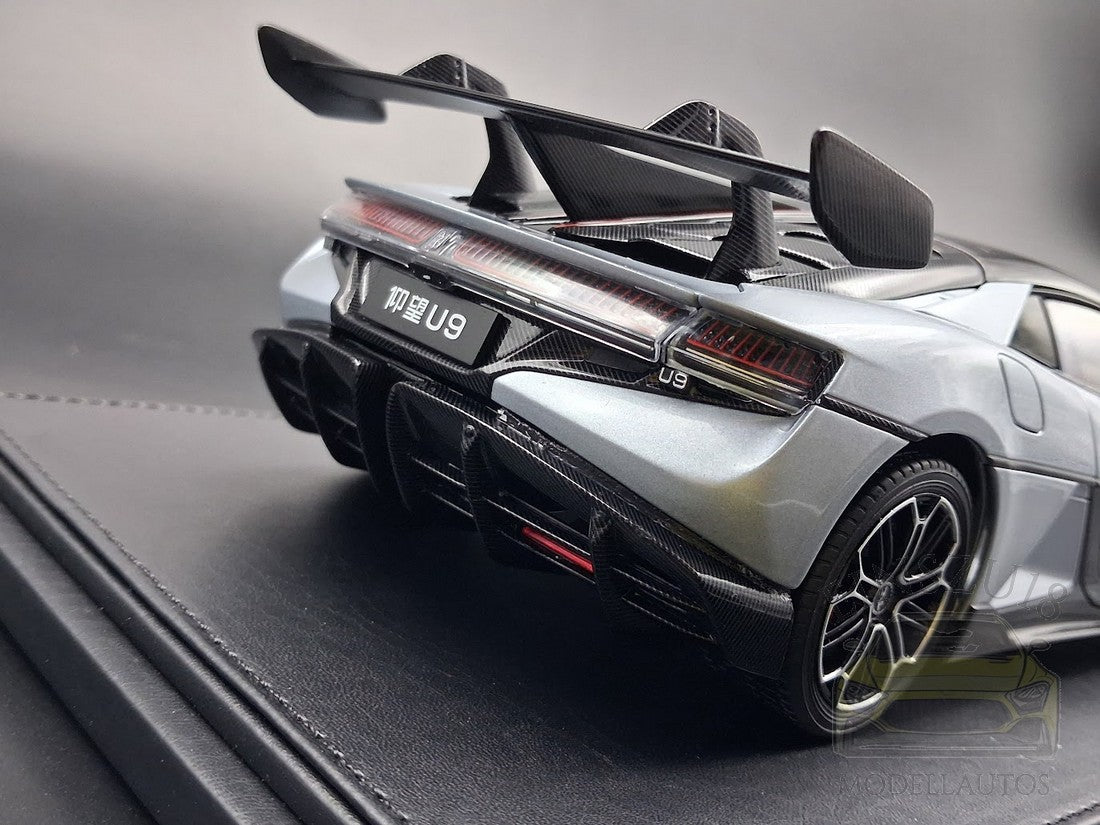 BYD Yangwang U9 Modellauto auf Ledersockel