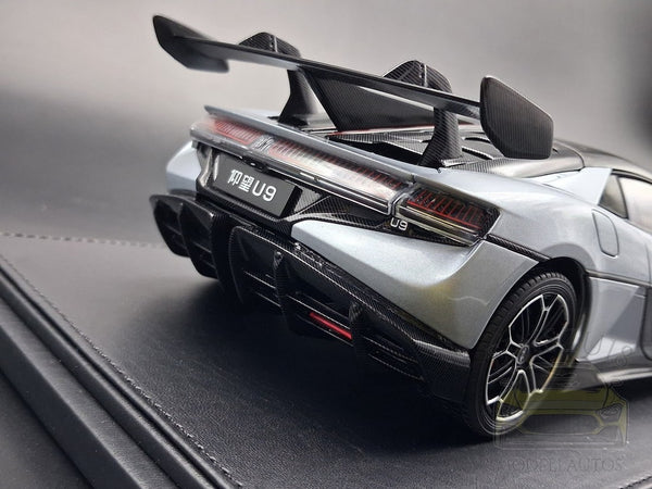 BYD Yangwang U9 Modellauto auf Ledersockel