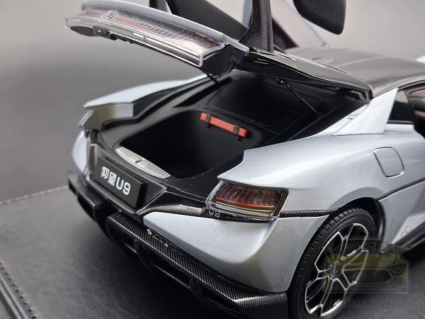 BYD Yangwang U9 Modellauto auf Ledersockel
