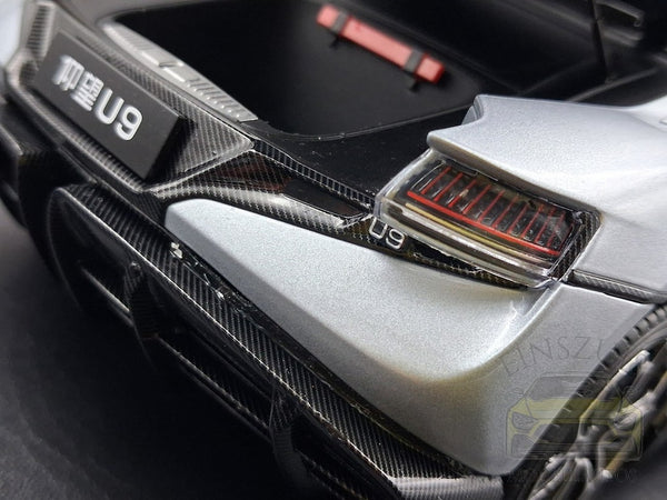 BYD Yangwang U9 Modellauto auf Ledersockel