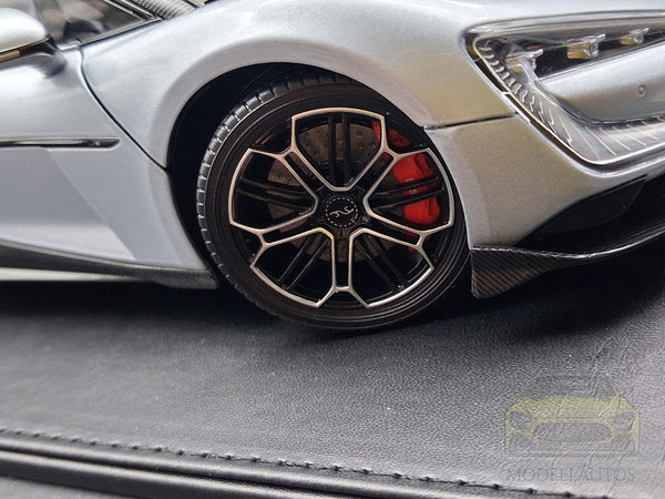 BYD Yangwang U9 Modellauto auf Ledersockel