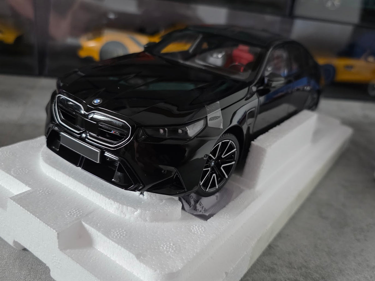 BMW M5 2024 Black Metallic (All Open) - 110023801