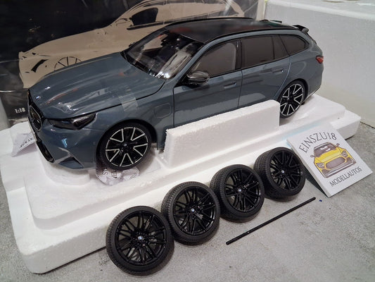 Minichamps BMW M5 Touring Grau Metallic mit 2. Radsatz Schwarz - 110023901
