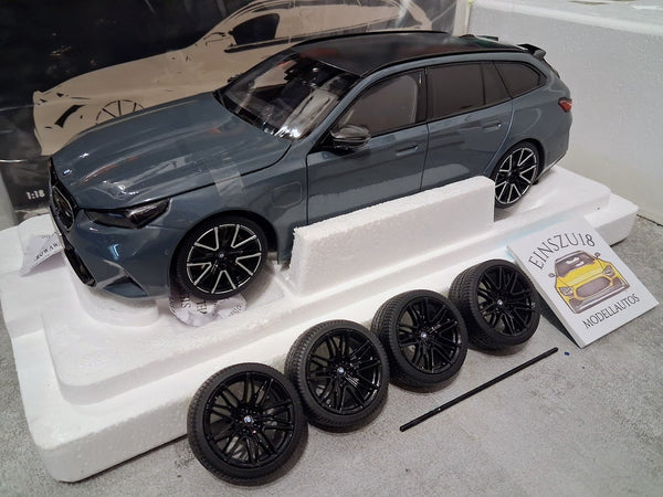 Minichamps BMW M5 Touring Grau Metallic mit 2. Radsatz Schwarz - 110023901