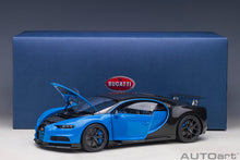 Lade das Bild in den Galerie-Viewer, Bugatti Chiron Sport French Racing Blue / Carbon
