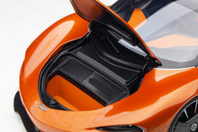 Lade das Bild in den Galerie-Viewer, McLaren Speedtail Volcano Orange
