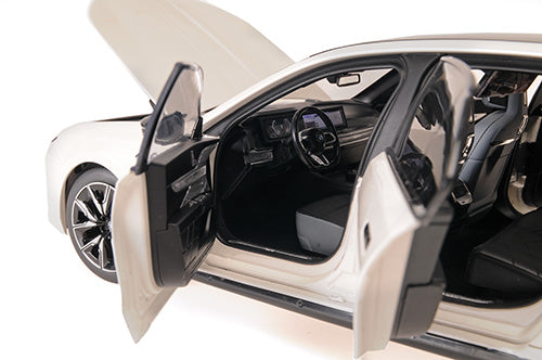 BMW i7 M70 (G70) – 2024 – WHITE METALLIC 110023702